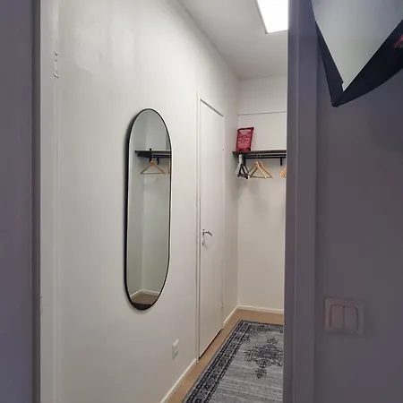 Kompakti Yksioe Numero 6 Pienkerrostalossa